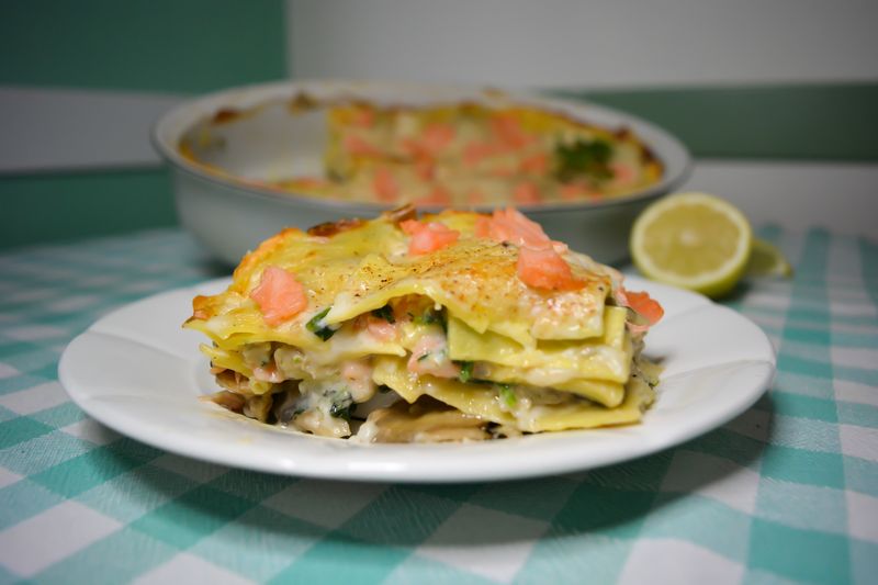 Fisch ist eine ideale Zutat für eine Lasagne. Denn er liefert hochwertiges Eiweiß, wertvolle Omega-3-Fettsäuren, Mineralstoffe, Jod und Vitamin D. Dabei bietet sich vor allem Kabeljau, Rotbarsch oder Lachs für das Nudelgericht an, der vor der Verarbeitung mit Zitronensaft beträufelt wird. Neben Béchamelsauce passen dazu Spinat und Tomaten. Mit Lasagneplatten aus Dinkel-Vollkorn wird das Gericht ballaststoffreicher.