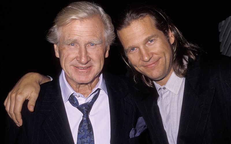 Jeff Bridges (rechts) kam 1949 in Los Angeles zur Welt, als Sohn der Schriftstellerin Dorothy Bridges und des Hollywood-Stars Lloyd Bridges (Bild). Der 1998 verstorbene Schauspieler war in Klassikern wie "Zwölf Uhr mittags" zu sehen und zeigte in späteren Jahren in Filmen wie "Hot Shots!" sein komödiantisches Talent.