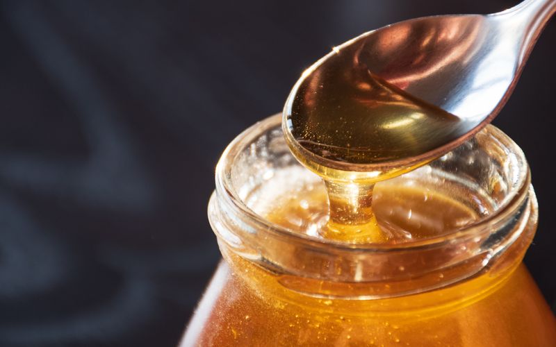 Honig kommt aufs Brot, in den Tee, in den Joghurt oder wird pur genascht. Doch wie sieht man eigentlich, ob Honig noch genießbar ist?