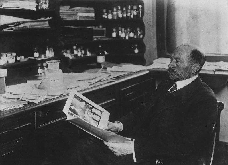 Bereits bei der ersten Verleihung im Jahr 1901 gewannen zwei Deutsche die Auszeichnung. Emil von Behring (1854-1907) erhielt den Nobelpreis für Medizin für seine Erfolge bei der Entwicklung von aus Blutserum gewonnenen Arzneimitteln gegen die Diphtherie und den Wundstarrkrampf (Tetanus).