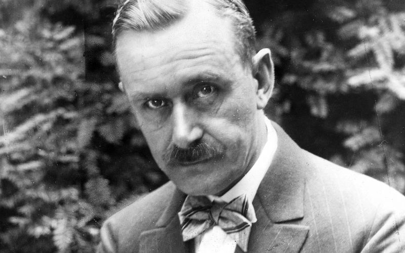 Er gilt als einer der bedeutendsten deutschen Schriftsteller aller Zeiten - und wurde vor fast 100 Jahren auch dementsprechend gewürdigt: 1929 erhielt Thomas Mann den Literaturnobelpreis. Anlässlich seines 150. Geburtstags am 6. Juni präsentieren wir in der Galerie weitere prominente deutsche Preisträger ...