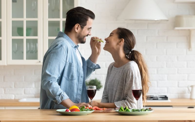 "Liebe geht durch den Magen" ist nicht nur ein banales Sprichwort. Immerhin gilt zusammen kochen und genießen als eines der beliebtesten Dating-Programme. Ganz besonders, wenn Sie mit den richtigen Zutaten ein aphrodisierendes Mahl zaubern. Hier kommt eine Auswahl sinnlicher Köstlichkeiten, die anregen und Lust auf mehr machen ...
