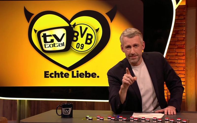 Sebastian Pufpaff reichte den BVB-Fans bei "TV total" die Hand. Ihm schwebt "echte Liebe" vor.