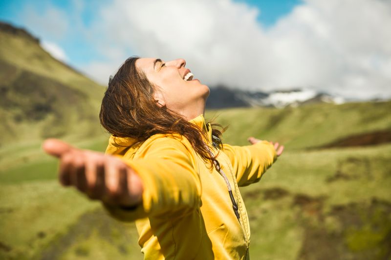 Nur weil etwas bequem ist, heißt es nicht, dass wir es kontinuierlich machen müssen. Nur weil wir gut in etwas sind, bedeutet es nicht, dass es zu unserer Lebensaufgabe werden muss. So viele Menschen verändern nichts und wundern sich dann, dass sich nichts verändert. Die gute Nachricht: Sie müssen Ihr Leben nicht komplett über den Haufen werfen. Bereits kleine Schritte in eine neue Richtung können große Glücksmomente schaffen ...