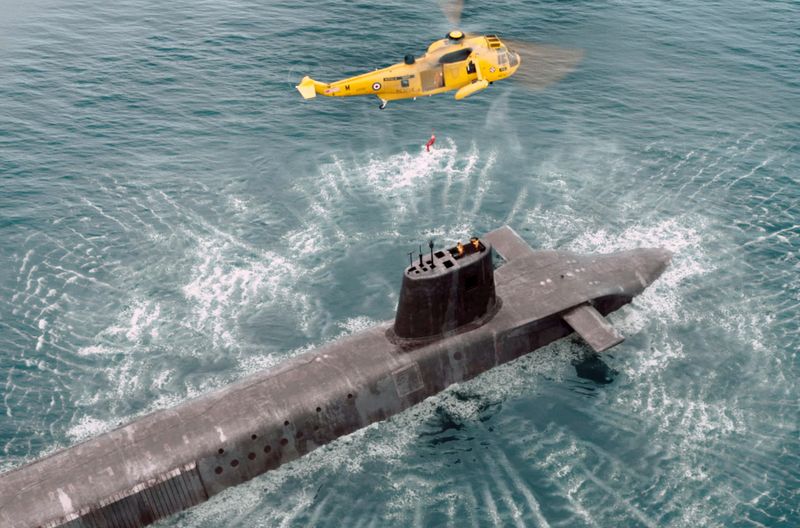 Anreise zu schwierigen Ermittlungen: Detective Amy Silva Suranne Jones) wird von einem Militär-Helikopter aufs Atom-U-Boot "Vigil" abgeseilt.