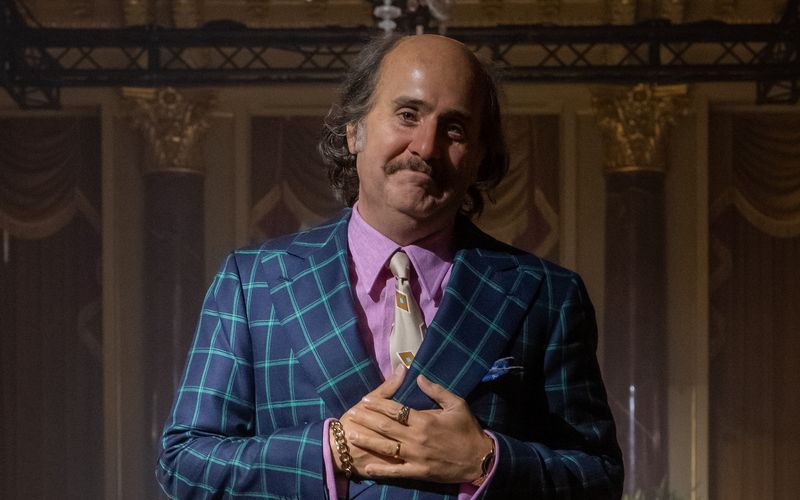 Na, haben Sie ihn erkannt? Bei "House of Gucci" (zu sehen am Sonntag, 18. Mai, 20.15 Uhr bei RTL) leistete das Make-up-Team hervorragende Arbeit. Welcher Hollywood-Star hier zu sehen ist und weitere unglaubliche Make-up-Verwandlungen zeigen wir in der Galerie ...