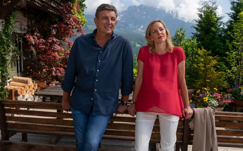 In der neuen Staffel "Der Bergdoktor" (Start: 20. Januar, 20.15 Uhr, im ZDF) will Franziska (Simone Hanselmann) nach New York ziehen. Martin (Hans Sigl) zweifelt immer mehr an der Entscheidung. 