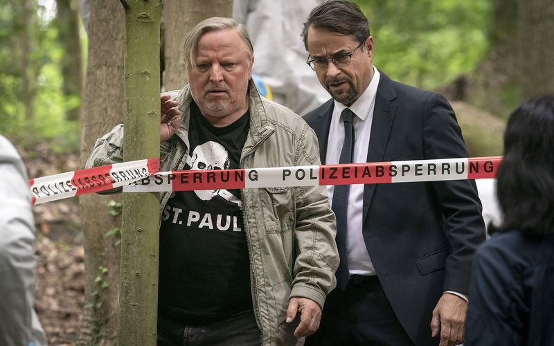 Kommissar Thiel (Axel Prahl, links) und Professor Boerne (Jan Josef Liefers) treffen an einem Tatort ein, zu dem sie keiner gerufen hat.