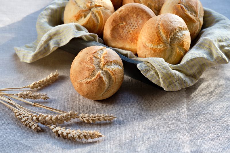 Brötchen vom Bäcker sind schnell geholt, doch den Duft von Selbstgebackenem können gekaufte Schrippen nicht verströmen. Viele haben sich bislang nicht zugetraut, Brötchen selbst zu backen. Wir zeigen Ihnen einfache Rezepte, Kniffe und Tipps für hausgemachte Brötchen in unterschiedlichsten Ausführungen. Beginnen wir mit schnellen Sonntagsbrötchen ...