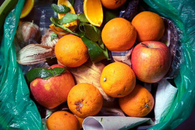 Was tun mit überreifen Früchten, die nicht mehr ganz so appetitlich aussehen? Viele entscheiden sich beim Anblick von schrumpeligem Obst für die Tonne. Doch Lebensmittelverschwendung ist in vielerlei Hinsicht keine gute Idee. Ressourcen werden verschwendet und der Geldbeutel strapaziert. Überreifes Obst lässt sich wunderbar und zu leckeren Kreationen weiterverarbeiten. 
