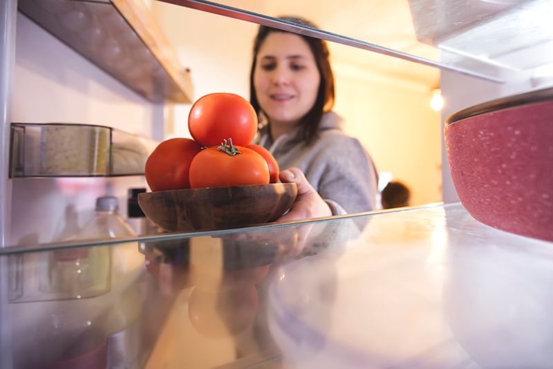 Nicht jedes Obst und Gemüse kann gleich aufbewahrt werden. Manches gehört zwingend in den Kühlschrank, anderes hat dort nichts zu suchen. Das sind die idealen Lagerbedingungen, damit Ihre Lebensmittel lange halten und schmecken ...