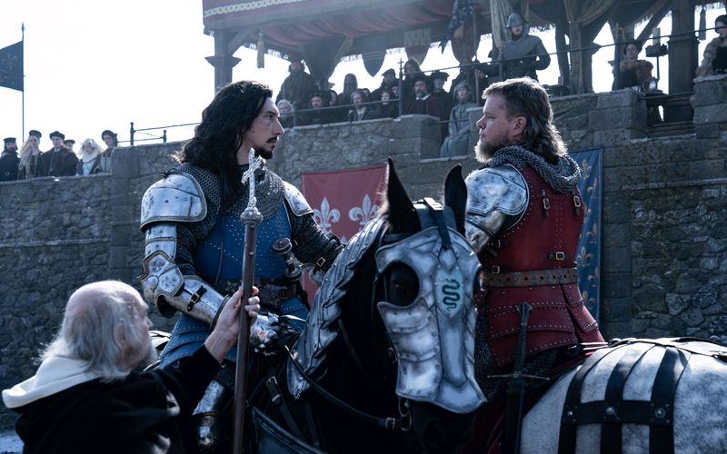 Adam Driver (links) und Matt Damon spielen die Hauptrollen in "The Last Duel" - zwei Männer, die im Frankreich des 14. Jahrhunderts zu Feinden werden.