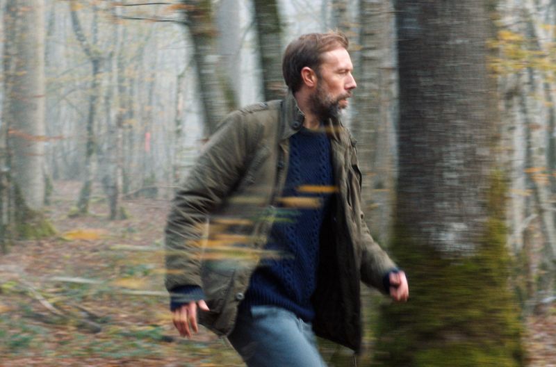 Ulrik (Jakob Cedergren) folgt dem Seil im Wald und glaubt, das Ende sehen zu können.