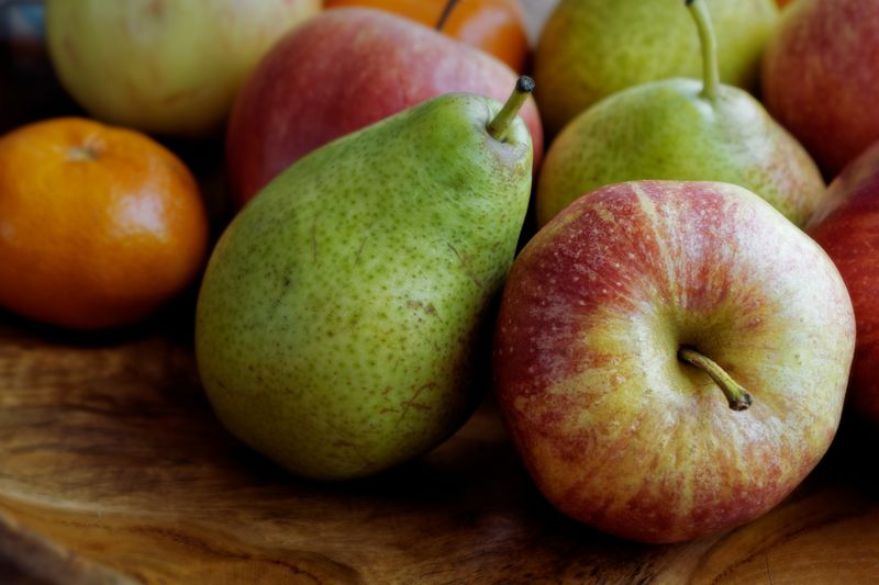 Oft sind falsche Lagerung, Fehleinkäufe oder ein zu hoher Ernteertrag Gründe dafür, warum Lebensmittel letztlich weggeschmissen werden. Nur wenn Obst vergärt, faulig oder schimmelt, gehört es in die Bio-Tonne. Überreifes Obst kann hingegen zu leckeren Speisen verarbeitet werden. Und wer gerade keine Zeit hat zu kochen oder backen, friert überreifes Obst einfach ein.