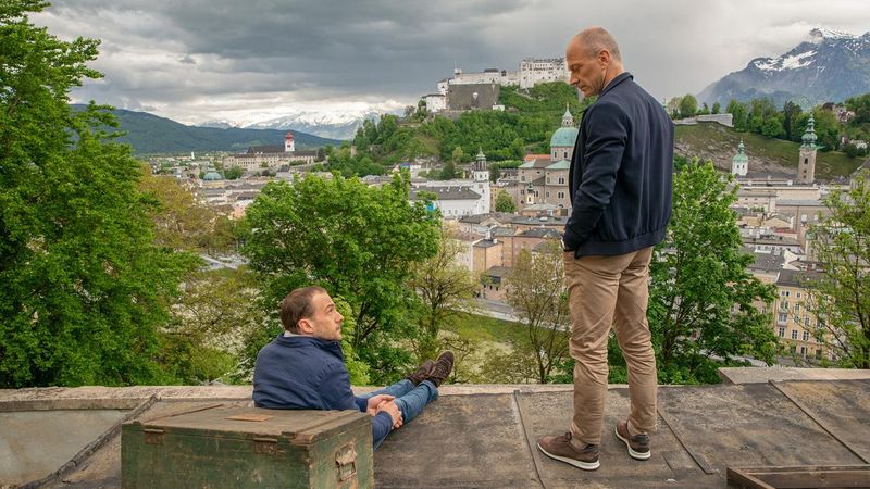 Nirgendwo sonst spielt die Kulisse eine so wichtige Rolle: Major Peter Palfinger 	(Florian Teichtmeister) und sein Bruder Sebastian (Simon Hatzl) besprechen sich über den Dächern von Salzburg.