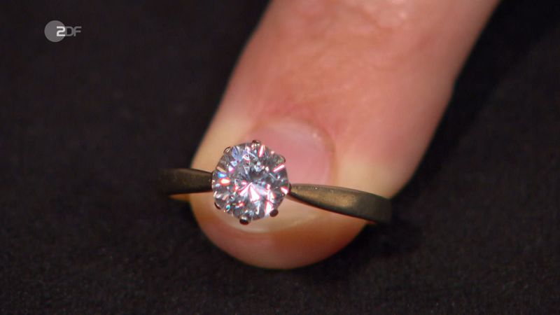 Bares Fur Rares Diamantring In Sofaritze Gefunden Das Glaubt Ja Kein Mensch Swyrl Entertainment Themen Die Dich Begeistern