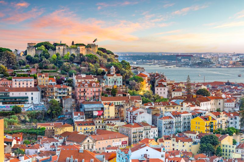 Lissabon bietet besonders viele Faktoren, die Urlauberinnen und Urlauber glücklich machen.
