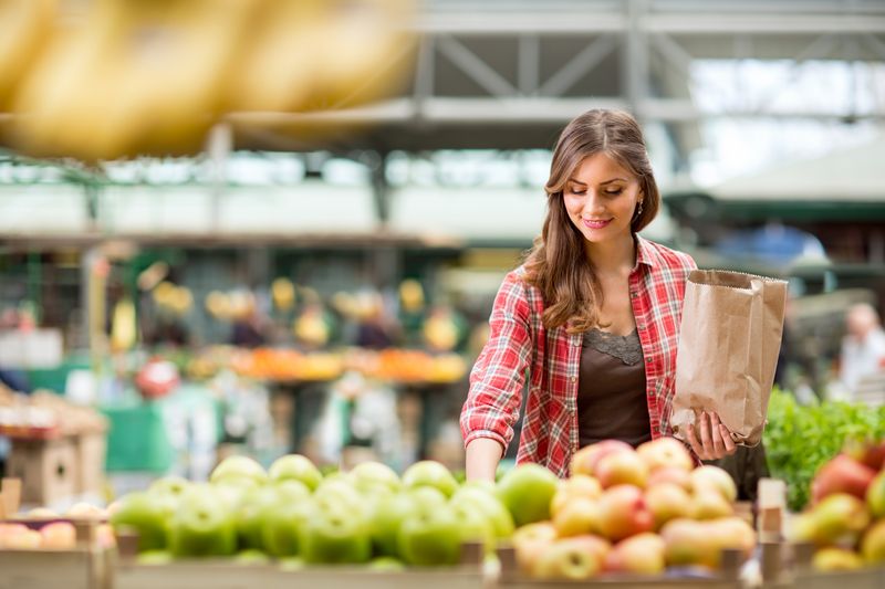 Lassen Sie von in Folien und Hartplastikschalen verpacktem Obst und Gemüse die Finger und greifen stattdessen zu offener Ware. Halten Sie Ausschau nach Laser-Obst und -Gemüse! Auf diese wird - um der Kennzeichnungspflicht ohne zusätzliche Verpackung nachzukommen - das Bio-Siegel hauchdünn in die Oberfläche eingebrannt. Idealerweise kommt die Ware auch noch aus der Region.