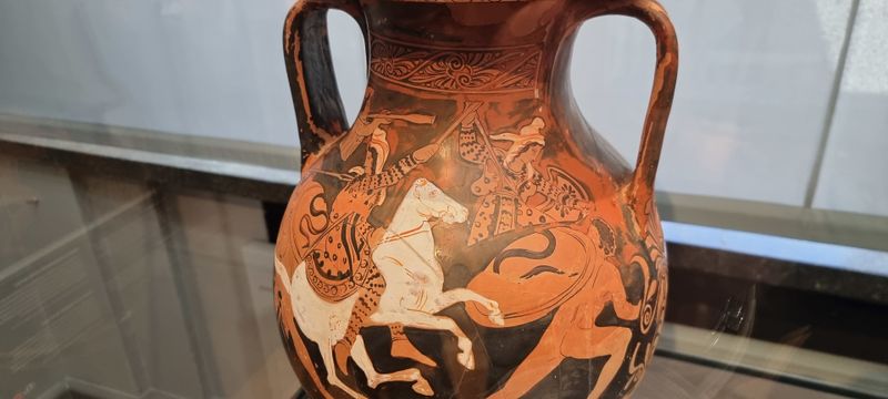 Eine antike Vase zeigt, wie die Amazonen ausgesehen haben könnten.
