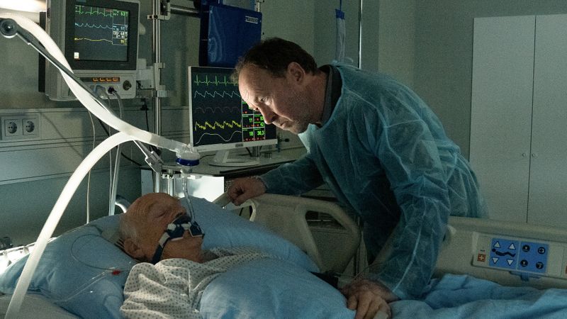 Joe Jessen (Ulrich Noethen, rechts) besucht seinen Vater Conrad (Dietrich Hollinderbäumer) im Krankenhaus.
