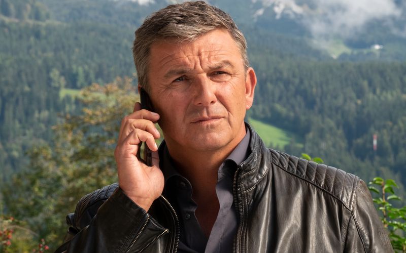 Als Hauptdarsteller in der ZDF-Erfolgsserie "Der Bergdoktor" habe er eine besonder Verantwortung, sagt Hans Sigl bei einem Blick hinter die Kulissen.