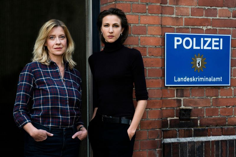 Caroline Peters (links) und Natalia Belitski spielen zwei Berliner Ermittlerinnen in der geplanten neuen ZDF-Krimireihe "Kolleginnen". Bisher sind zwei Filmge abgedreht. Die Reihe beschäftigt sich nicht nur mit den Kriminalfällen, sondern auch mit der komplexen Beziehung der "Kolleginnen".