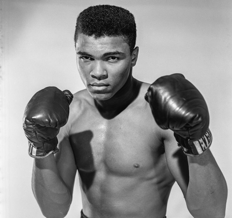 "Schwebe wie ein Schmetterling, stich wie eine Biene", beschrieb Muhammad Ali einst seinen Kampfstil. Ali gilt nicht nur als herausragender Boxer, sondern auch als herausragende Persönlichkeit. Geboren 1942 in Louisville, Kentucky, begann er mit zwölf Jahren zu boxen. Mit nur 18 Jahren holte er in Rom olympisches Gold im Halbschwergewicht.
