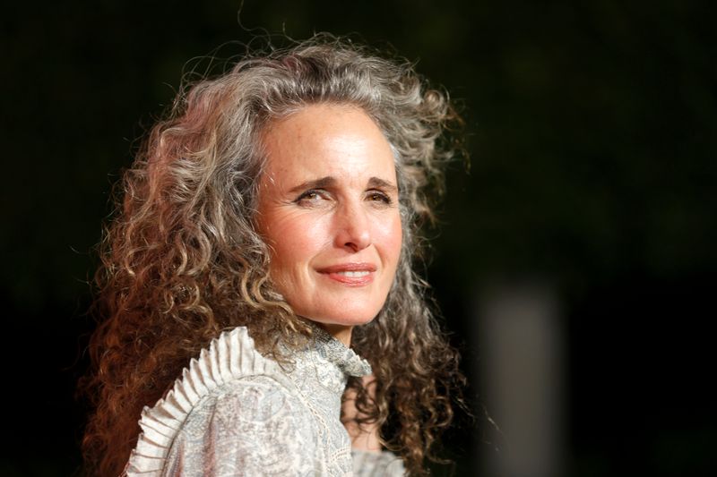 Bei Andie MacDowell war die Corona-Pandemie der Auslöser für ihre neue Haarfarbe: "Zu Beginn der Quarantäne wuchs mein Haar und jedes Mal, wenn meine Kinder mich sahen, sagten sie mir, wie gut ich damit aussehe", sagte die Schauspielerin der "Glamour". Inzwischen ist MacDowell auch selbst davon überzeugt, die Haarfarbe passe zu ihrer Persönlichkeit, ist sie sich sicher.