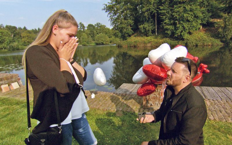 Herzballons und große Gefühle: Sylvana und Flo beim Heiratsantrag. 