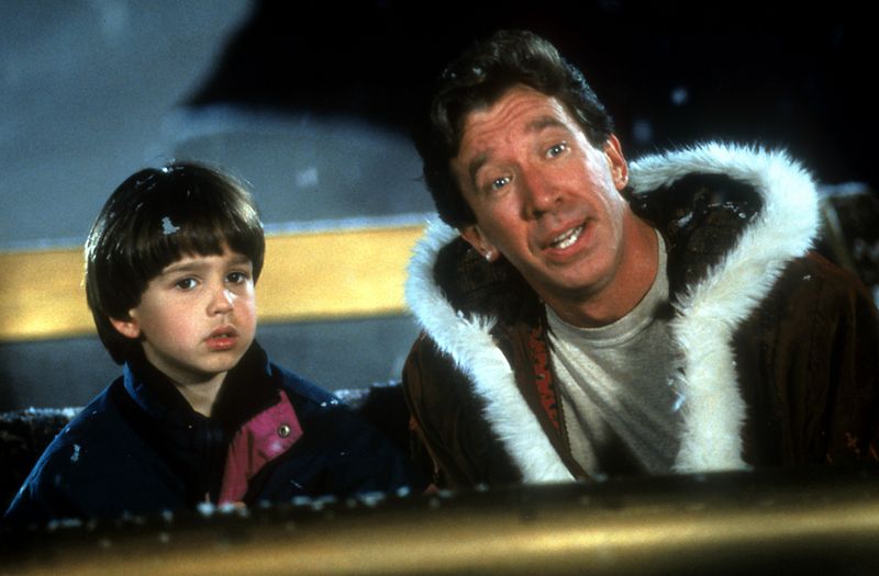 Es dauerte eine Weile, bis sich Scott Calvin (Tim Allen, rechts) in "Santa Clause - Eine schöne Bescherung" (1994) vor den Augen seines Sohnes Charlie (Eric Lloyd) vollständig in den Weihnachtsmann verwandelte. 
