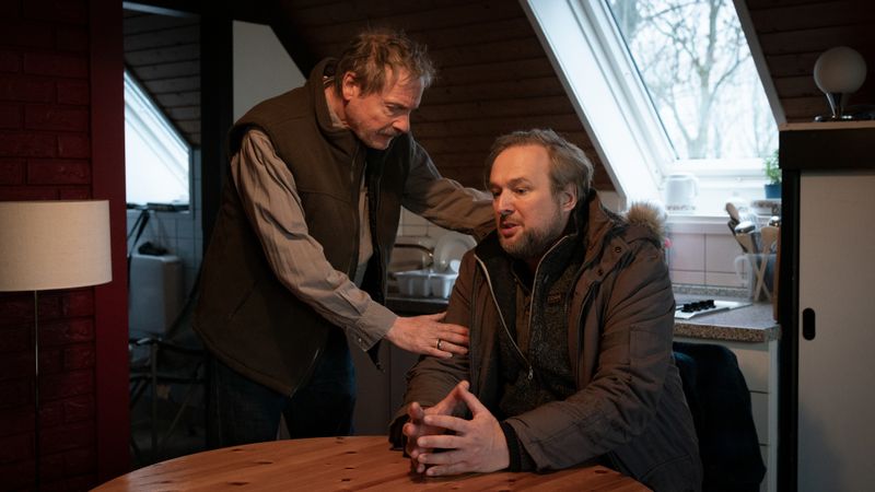 Abbi Jonson (Michael Wittenborn, links) versucht, seinen Nachbarn Christian Russ (Stephan Grossmann) zu trösten.
