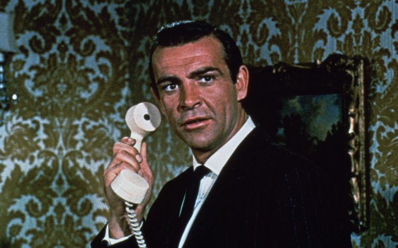 James Bond (Sean Connery) wird vom britischen Geheimdienst nach Istanbul ins russische Konsulat geschickt, um eine Dechiffriermaschine zu entwenden.