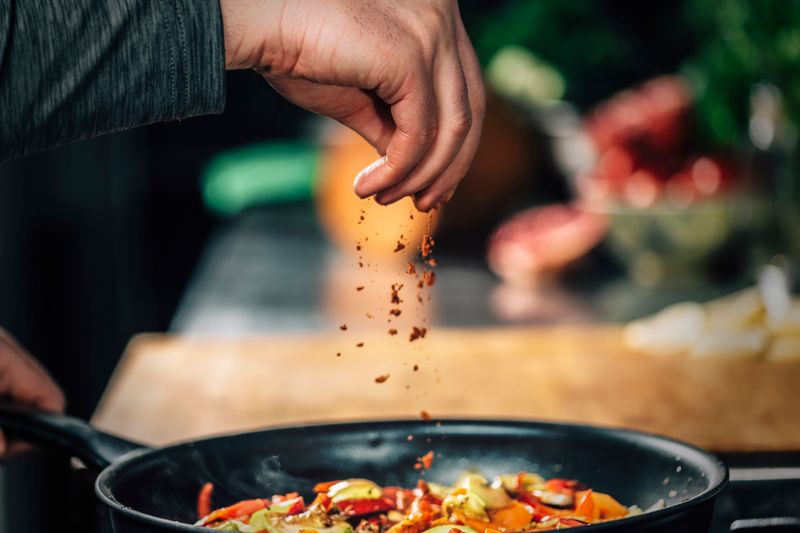 Gewürze verleihen Gerichten eine besondere Note oder unterstreichen den Eigengeschmack bestimmter Lebensmittel. So passen Lorbeer, Koriander und Nelken besser zu rotem Fleisch als zu Geflügel. Und Kräuter, wie zum Beispiel Dill oder Rosmarin, unterstreichen das Eigenaroma einer Fischspeise.