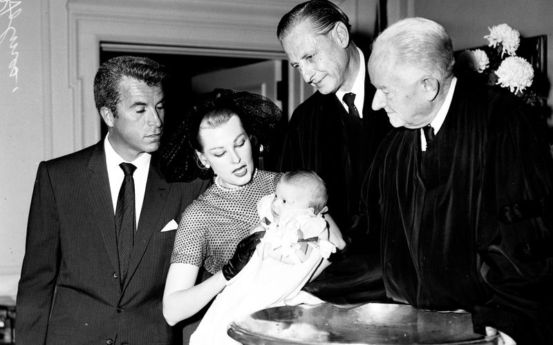 Die Taufe von Lorenzo Lamas (Mitte) war bereits ein Ereignis, da seine Eltern Fernando Lamas (links) und Arlene Dahl bekannte Hollywood-Stars waren.