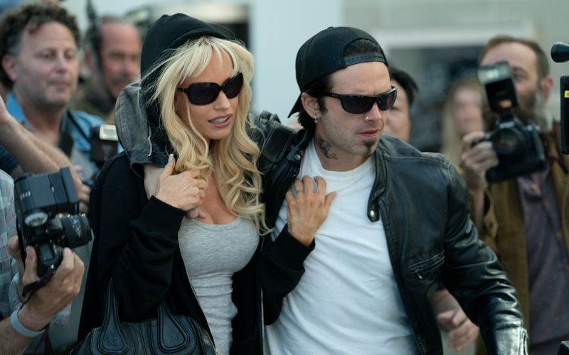 Im Zentrum des Interesses: Pamela Anderson (Lily James) und Tommy Lee (Sebastian Stan) haben nach der Veröffentlichung des Sex-Tapes keine ruhige Minute mehr.