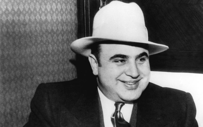 Er gab sich nach außen hin gerne als seriöser Geschäftsmann, laut seiner Visitenkarte war er Antiquitätenhändler. Aber wirklich abgenommen hat ihm das schon damals kaum jemand. Al Capone, 1899 in Brooklyn, New York, geboren, ging in die Geschichte ein als der berühmteste und vielleicht mächtigste Verbrecher aller Zeiten.