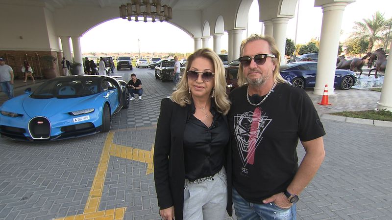 Carmen und Robert verbringen Zeit mit Freunden und schnellen Autos in Dubai.