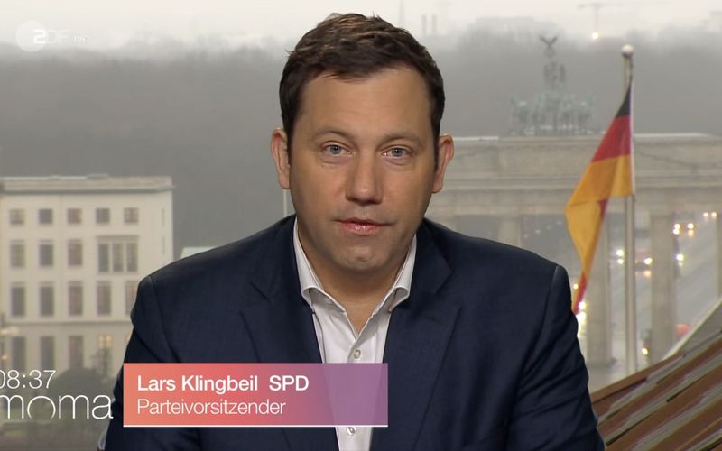 SPD-Chef Lars Klingbeil hat sich dafür ausgesprochen, den bisherigen Kurs der Regierung hinsichtlich des Ukraine-Konflikts beizubehalten.