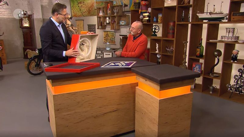 Der "Bares für Rares"-Experte Detlev Kümmel (links) hielt Horst Lichter freudestrahlend die Rarität vor die Nase: "Die Leuchtreklame, wie sieht die aus?" Der Moderator gab die richtige Antwort: "Neu!" Im Händlerraum war man anschließend sogar so begeistert, dass man ein Vielfaches des Schätzpreises bezahlte.