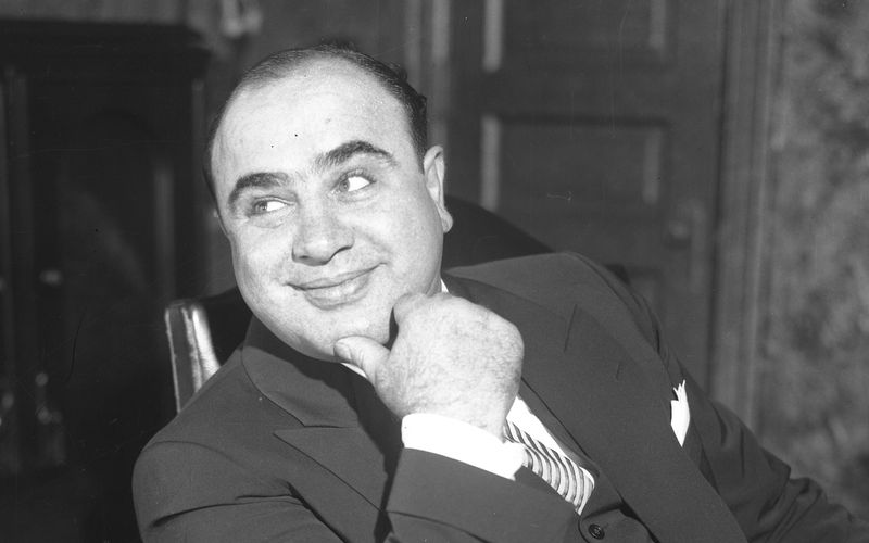 Wenn von mächtigen Gangstern die Rede ist, dann denken viele Menschen bis heute zuallererst an ihn: Al Capone. Am 25. Januar vor genau 75 Jahren starb der langjährige König der amerikanischen Unterwelt - die Galerie blickt zurück auf ihn und andere berühmt-berüchtigte Verbrecherbosse.