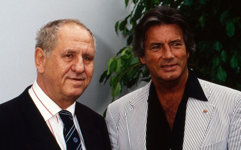 Fernsehproduzent Karl Spiehs (links, mit Pierre Brice) ist im Alter von 90 Jahren gestorben.