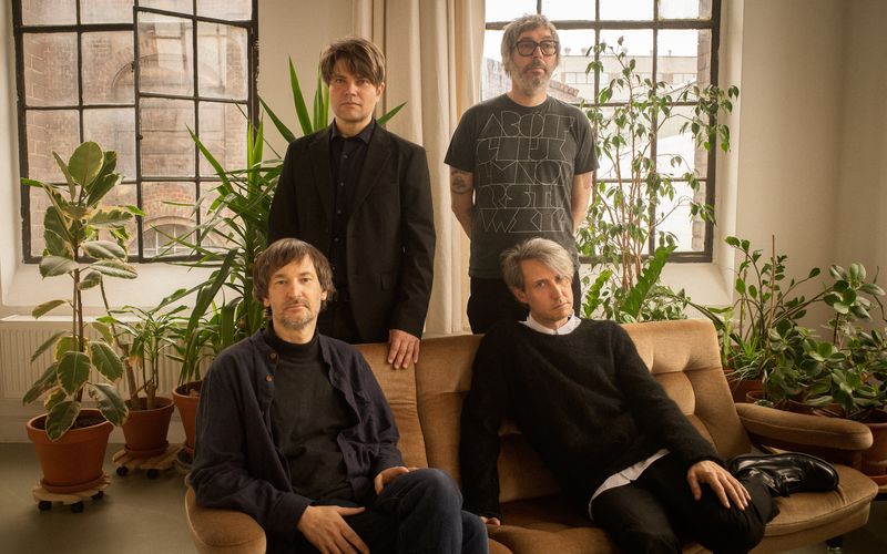 Tocotronic, bestehend aus Dirk von Lowtzow (rechts unten), Arne Zank (links unten), Jan Müller (links oben) und Rick McPhail, veröffentlichen ihr 13. Album "Nie wieder Krieg".