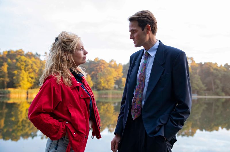Berlin, 1991: ZERV-Kommissar Peter Simon (Fabian Hinrichs) und Ost-Kollegin Karo Schubert (Nadja Uhl) müssen trotz zahlreicher Differenzen zusammen ermitteln - in der durchaus gelungenen ARD-Miniserie "ZERV - Zeit der Abrechnung".