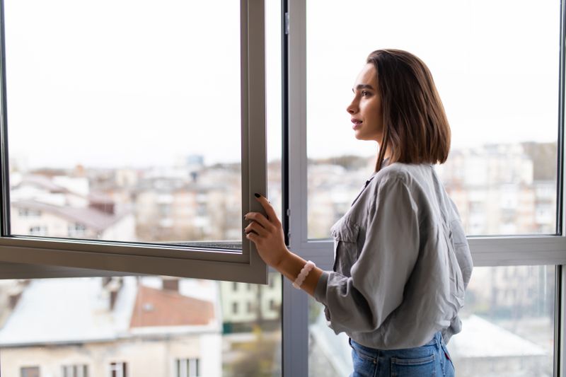 Das Beste, das Sie fürs Raumklima unternehmen können, ist Frischluftzufuhr. Tatsächlich kann man auch bei so einfachen Routinen wie "Fenster auf, Fenster zu" Fehler machen. Als Orientierung für richtiges Lüften gibt das Umweltbundesamt (UBA) an: Feuchtigkeit und Schadstoffe sollten möglichst direkt dort, wo sie entstehen, und möglichst gleich dann, wenn sie entstehen, durch Lüften getilgt werden.