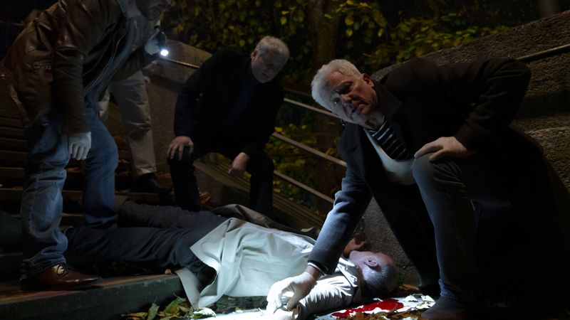 Ivo Batic (Miroslav Nemec, rechts) und Franz Leitmayr (Udo Wachtveitl) inspizieren den Tatort. Ein 70-Jähriger, der eben noch um die Ecke Fasching feierte, ist offenbar unter Gewalteinwirkung ums Leben gekommen.