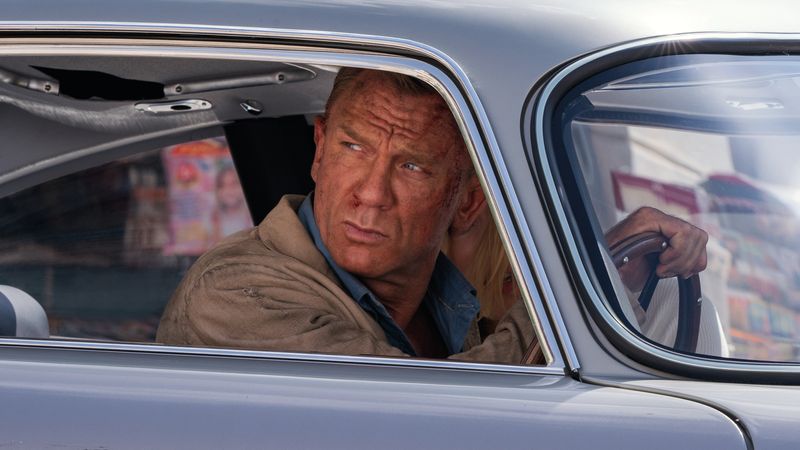 Im Actionkracher "Keine Zeit zu sterben" ist James Bond (Daniel Craig) in einem Aston Martin DB5 unterwegs.