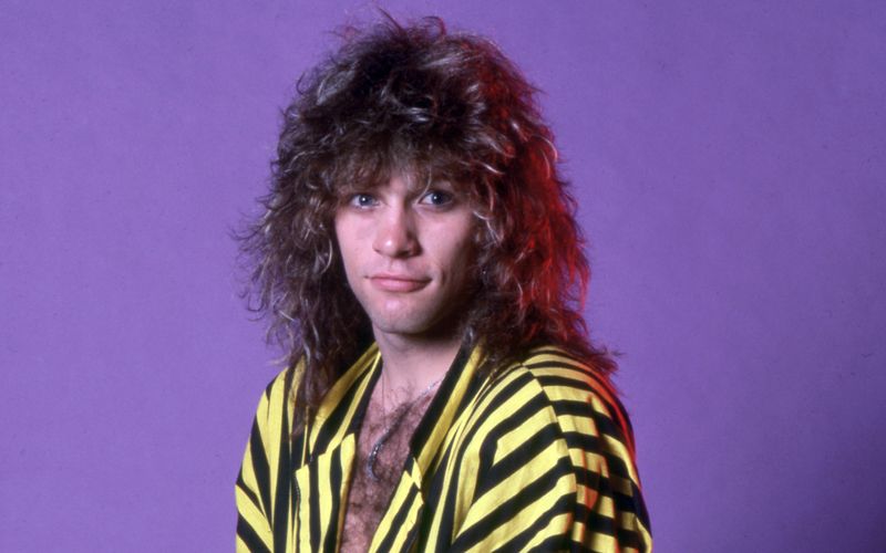 Jon Bon Jovi 1985 bei einem Fotoshooting in Detroit. Die Musik war damals noch etwas lauter und härter, die Haare länger. Und eigentlich waren sich damals alle Fans einig: Mit dieser Frisur gehörte Bon Jovi zu den coolsten (oder, wenn es weibliche Fans waren: zu den schönsten) Rockmusikern der Welt. Die Galerie blickt zurück und zeigt, wie er und andere Rockgrößen der 80-er im Lauf der Jahre verändert haben.