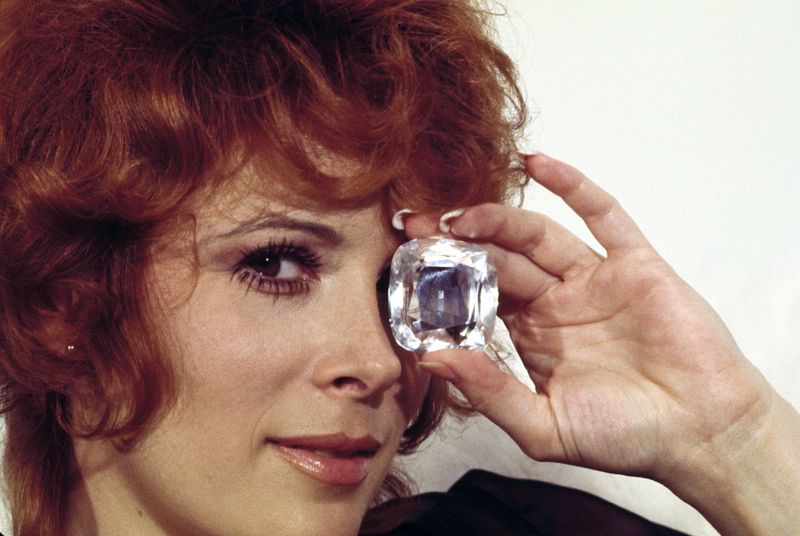 Auf der Jagd nach den größten und schönsten Diamanten: die attraktive Tiffany (Jill St. John).