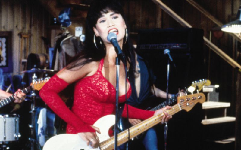 Sie verdrehte in "Wayne's World" als Rockerbraut allen den Kopf: Tia Carrere in ihrer Rolle als Cassandra Wong.