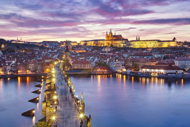 Der Weg nach Prag lohnt sich allemal: Egal, ob Sie sich gerne zu zweit ins Nachtleben stürzen, romantisch essen gehen wollen oder auf Kultur stehen, in Prag ist alles geboten. Die historische Altstadt ist ebenso einladend wie eine lange Bootsfahrt auf der Moldau. 